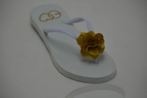 Chinelo Clássico Branco com Flor Pequena de Cetim Dourado